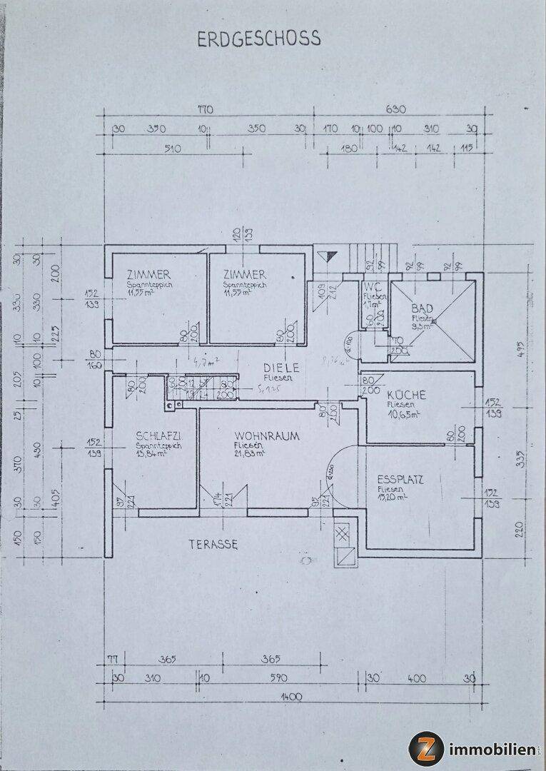 Grundriss des Erdgeschosses mit Wohnraum, Küche, Essplatz und Terrasse.