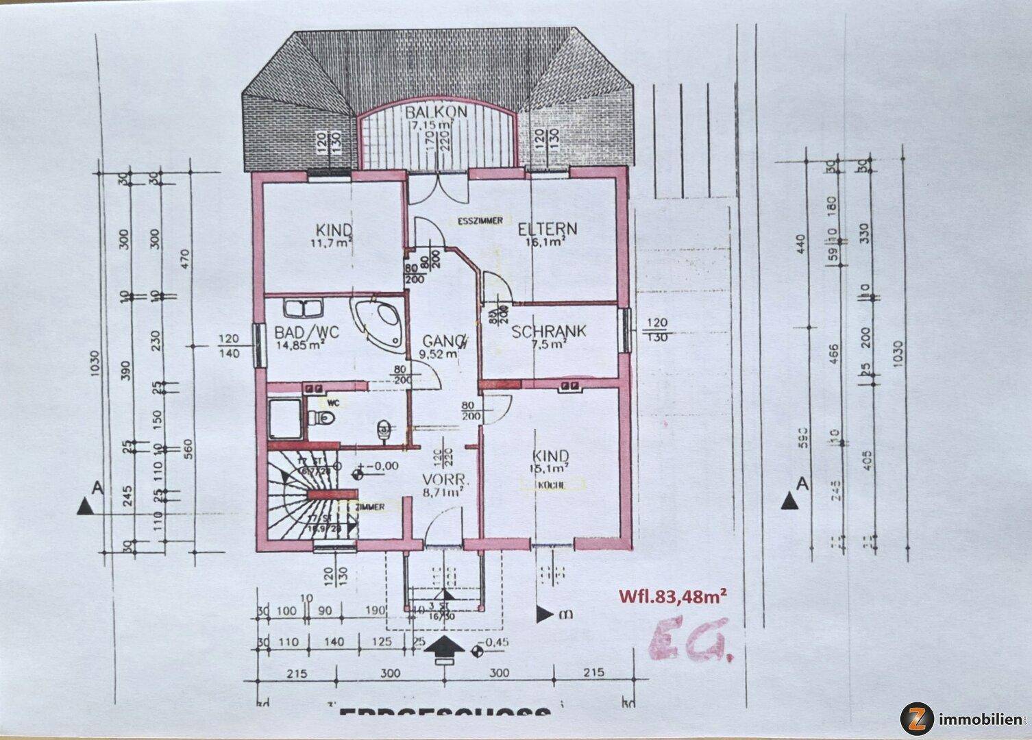 Grundriss des Erdgeschosses mit Schlafzimmern, Bad und Balkonzugang.