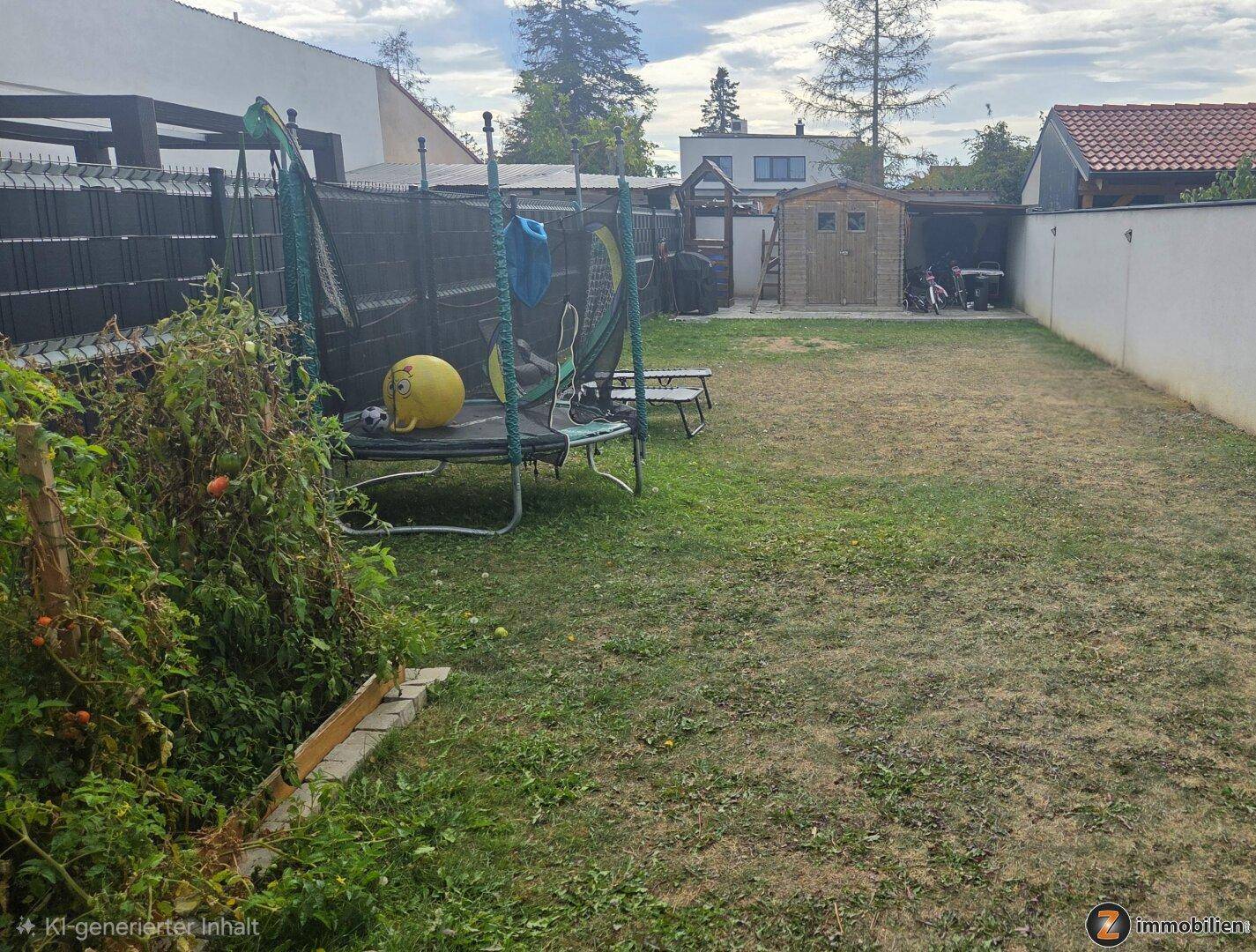 Grüner Gartenbereich mit Rasenfläche, Trampolin und einem kleinen Geräteschuppen im Hintergrund.