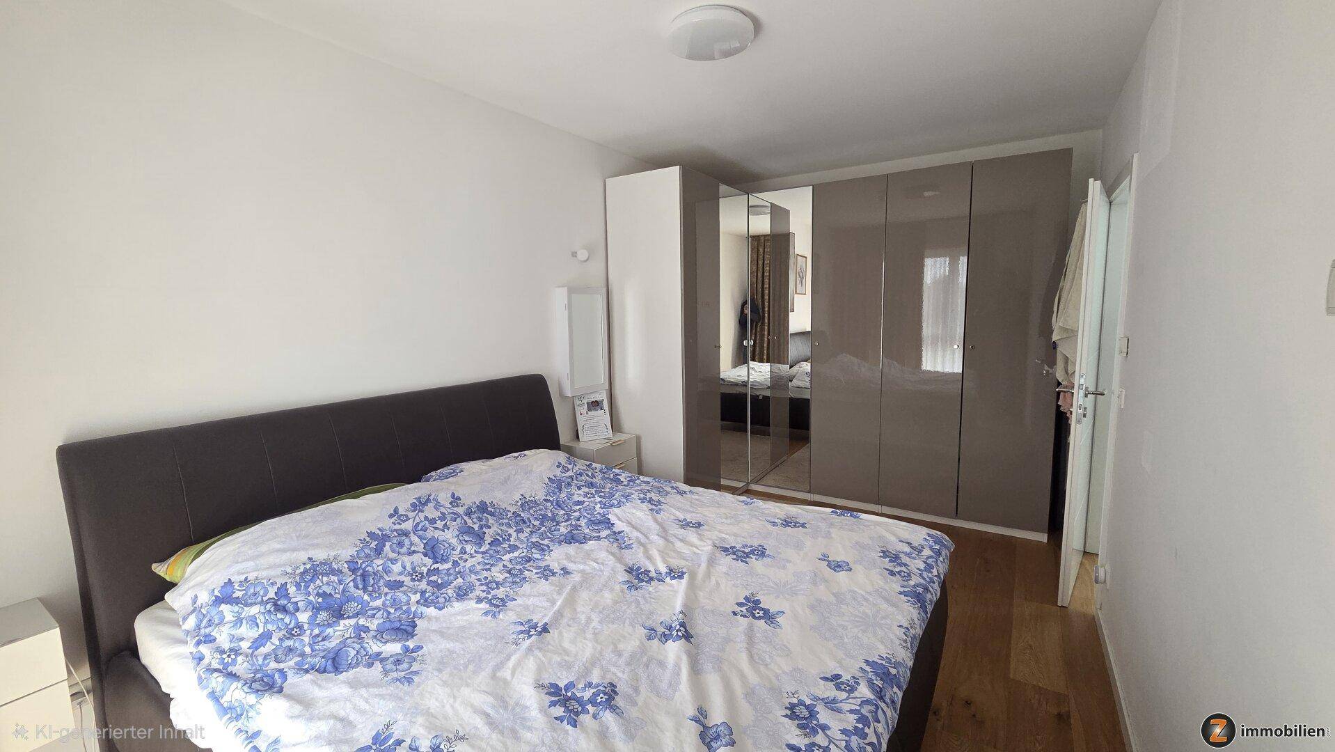 Schlafzimmer mit Doppelbett und einem großen Kleiderschrank mit Spiegeltüren.