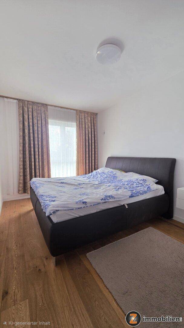 Helles Schlafzimmer mit Doppelbett, Vorhängen und warmem Holzboden.