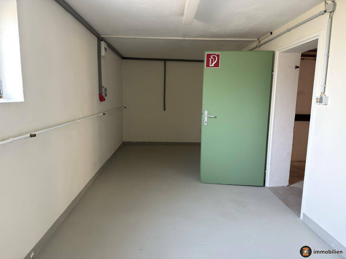 Geräumiger Abstellraum im Keller mit Betonboden und einfacher Ausstattung.