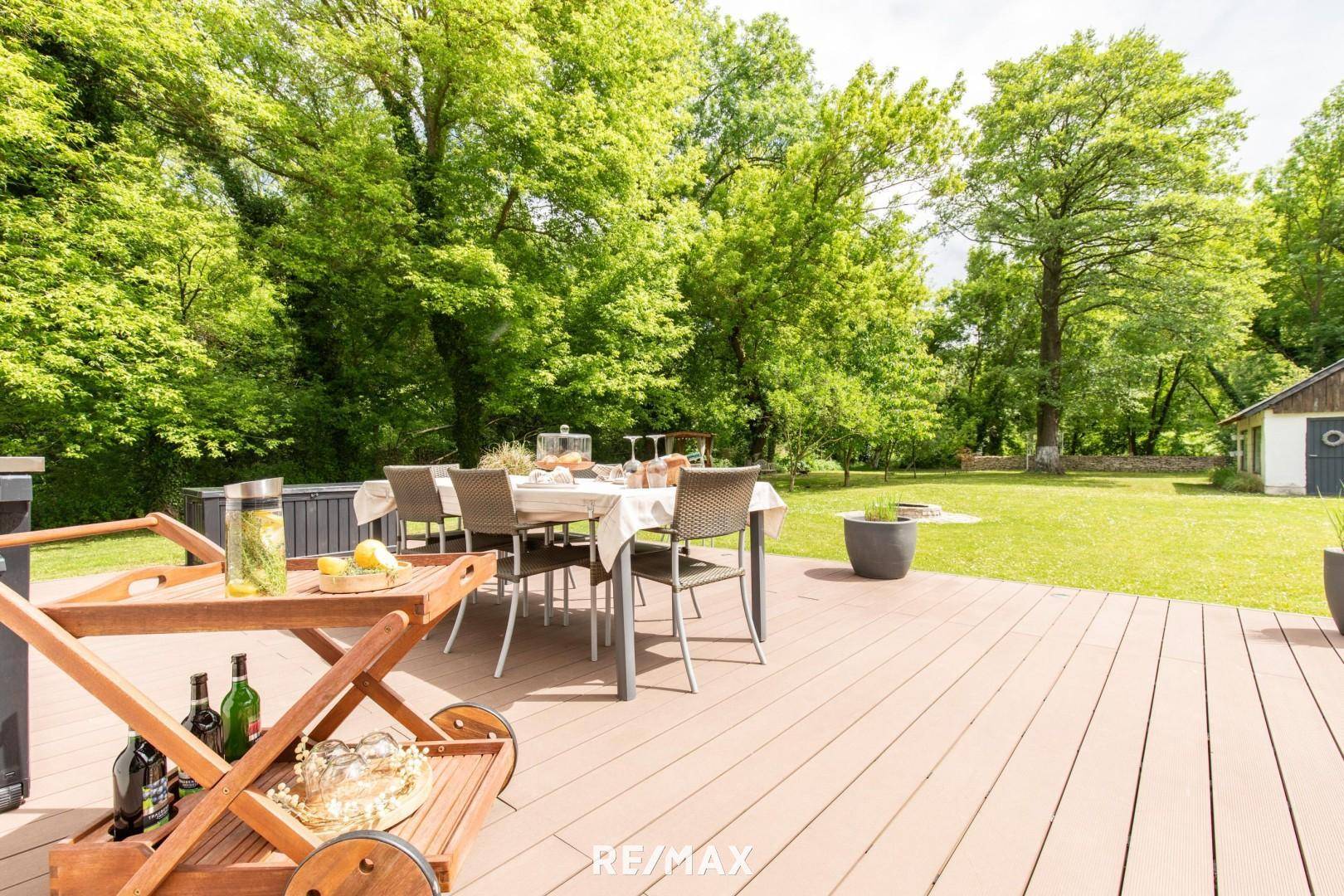 Terrasse mit Blick in den Garten