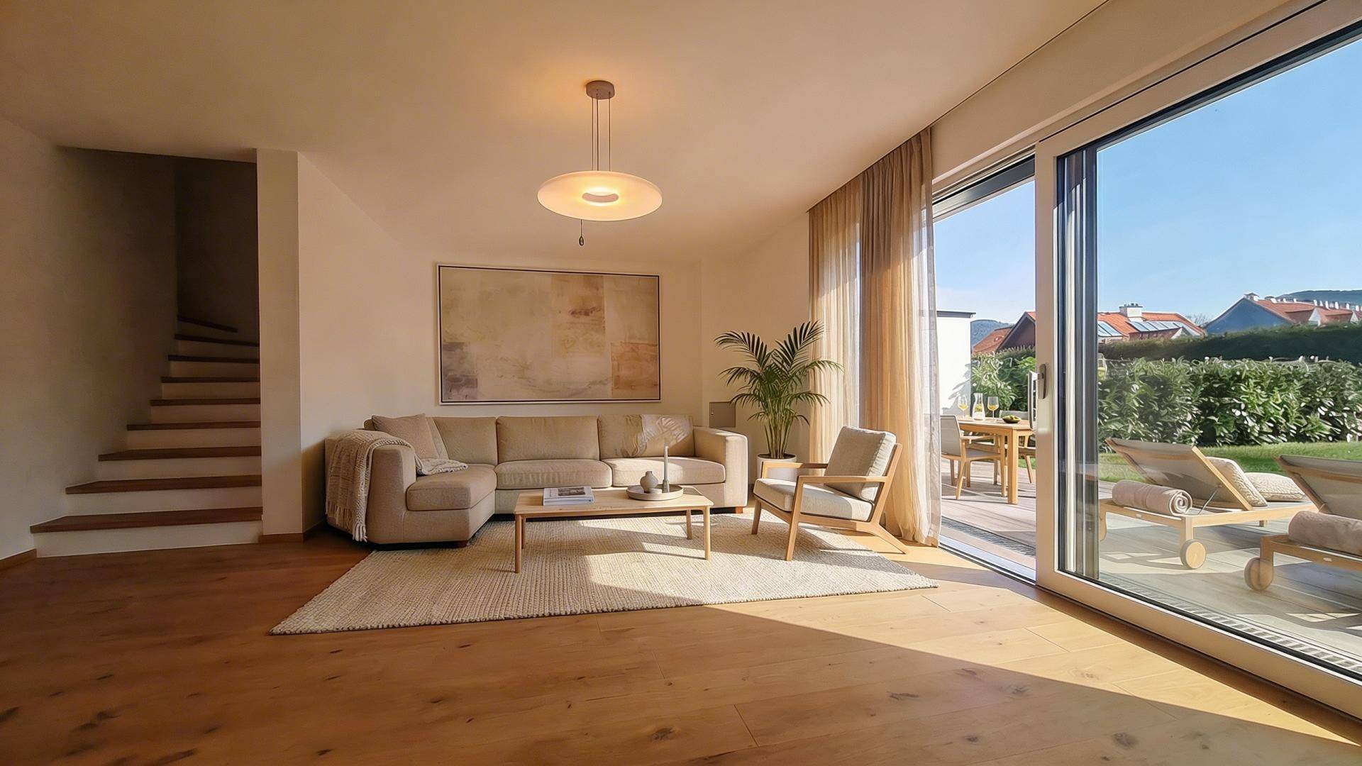 Helles Wohnzimmer mit Holzboden, beigem Sofa und Zugang zur sonnigen Terrasse.