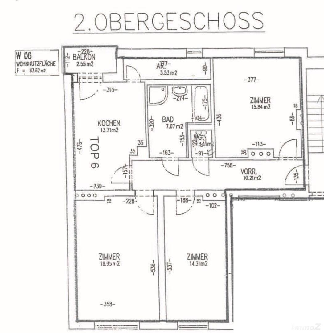 Grundriss des 2. Obergeschosses mit drei Zimmern, Küche, Bad und Balkon.