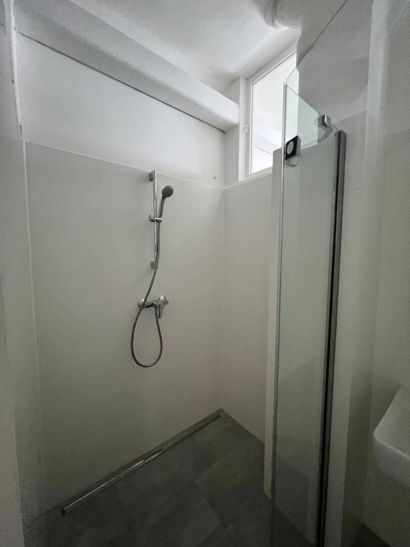 Geräumige Duschkabine mit Glasabtrennung und modernen Armaturen im Badezimmer.