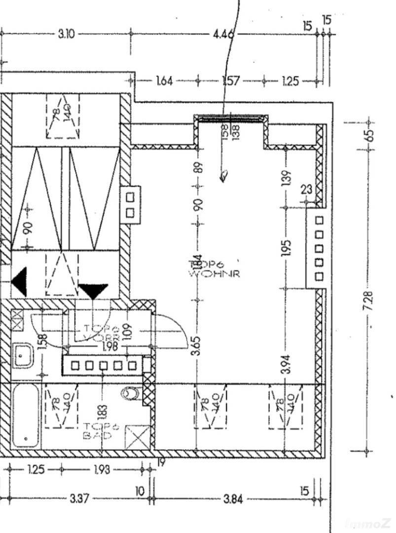 Grundrissplan zeigt die Aufteilung einer Dachgeschosswohnung mit Bad und offenem Wohnbereich.