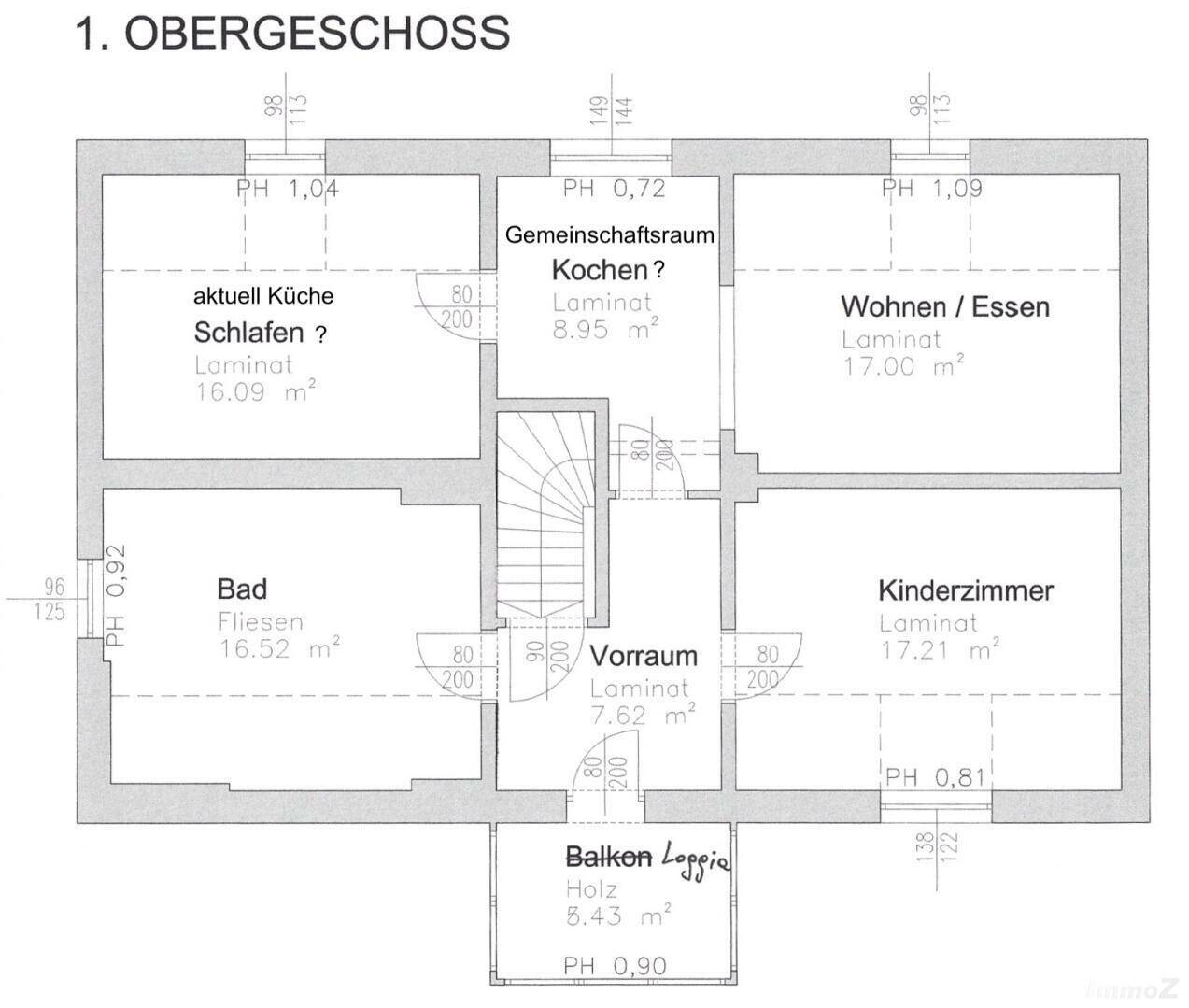 Grundriss des ersten Obergeschosses mit verschiedenen Räumen und einem Balkon.