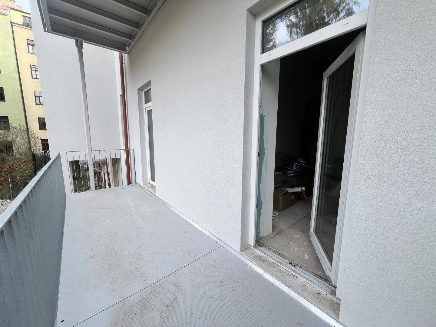 Geräumiger neuer Balkon mit Zugang zum Innenbereich, der noch im Ausbau ist.