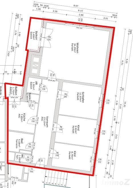 Grundriss der Wohnung mit Wohnzimmer, Küche, Schlafzimmern und zwei Balkonen.
