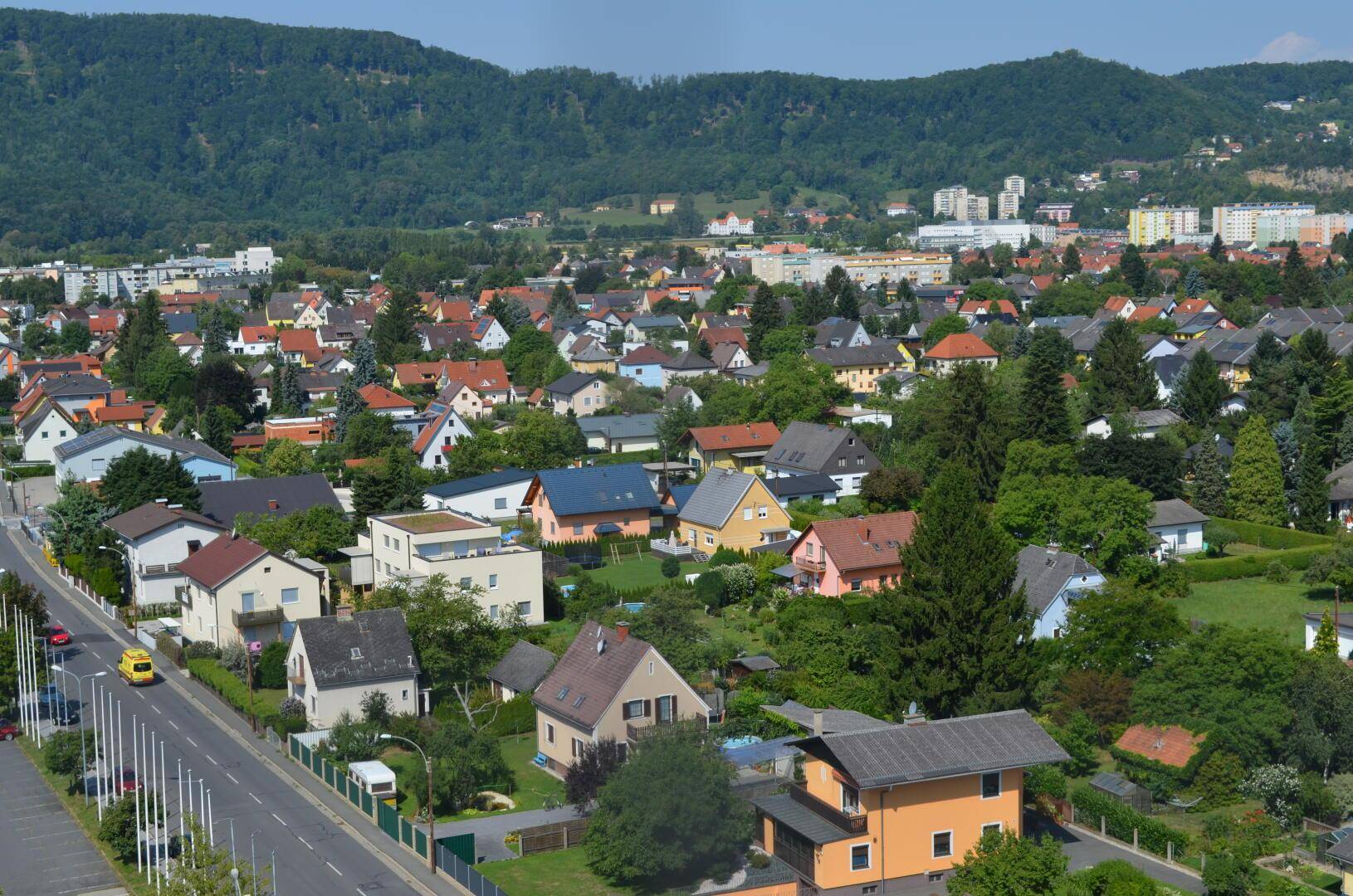 Detailansicht der städtischen Bebauung mit Häusern, Straßen und grünen Flächen.
