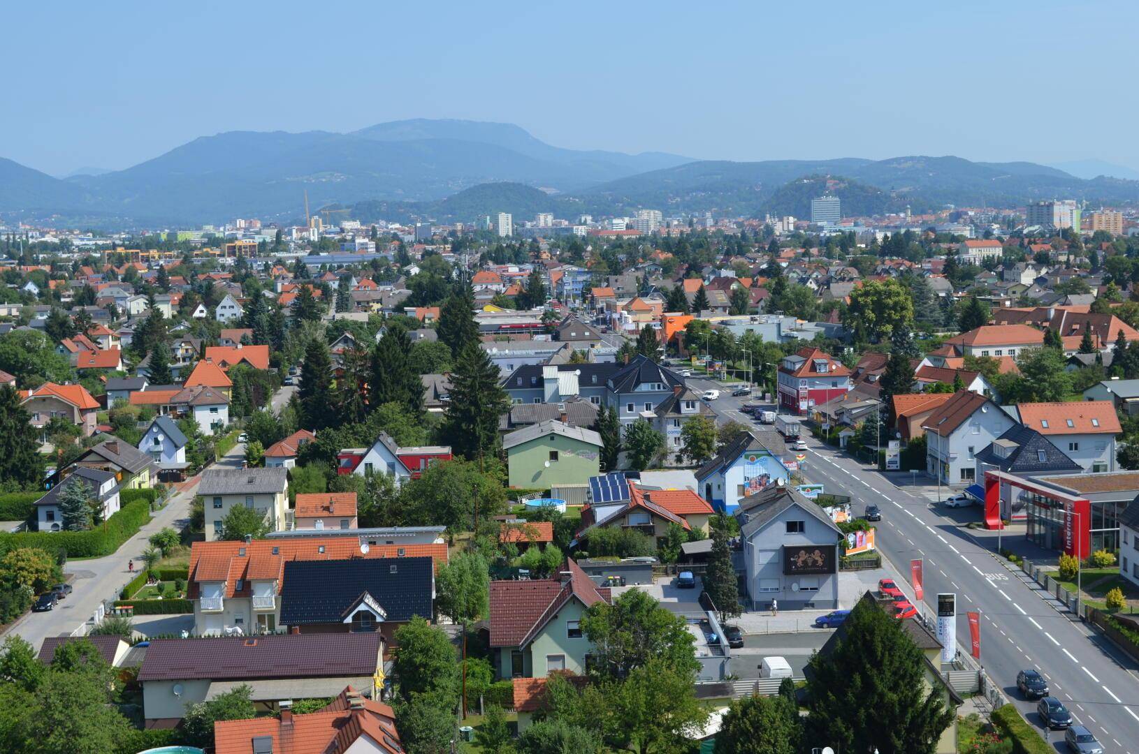 Detailansicht der städtischen Bebauung mit Häusern, Straßen und grünen Flächen.