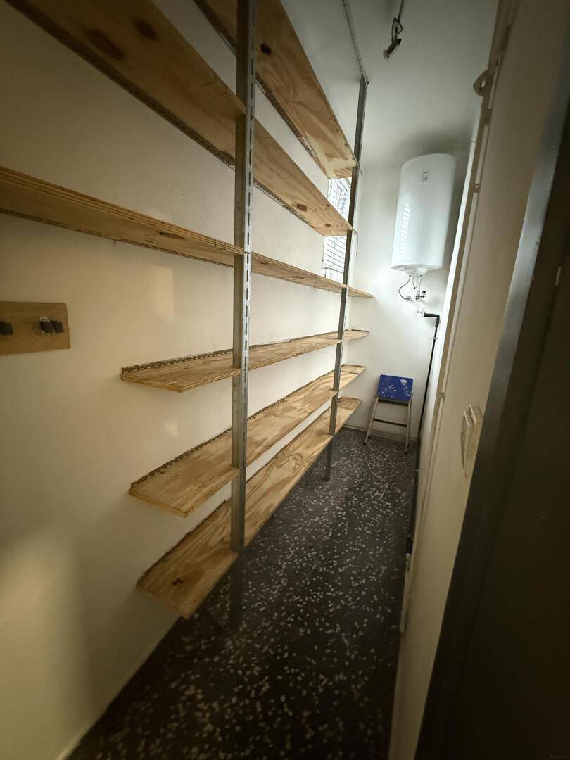 Praktischer Abstellraum mit vielen Regalen und Boiler, ideal für zusätzlichen Stauraum.