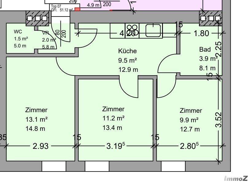 Grundriss der Wohnung mit Zimmern, Küche, Bad und WC, inklusive Flächenangaben und Balkon.