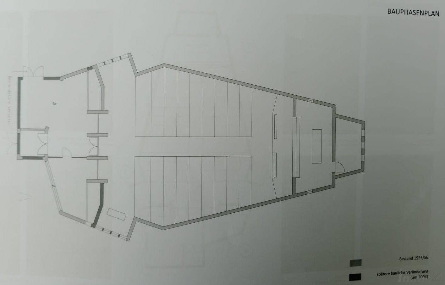 Grundrissplan des Gebäudes mit Sitzreihen und angrenzenden Räumen.