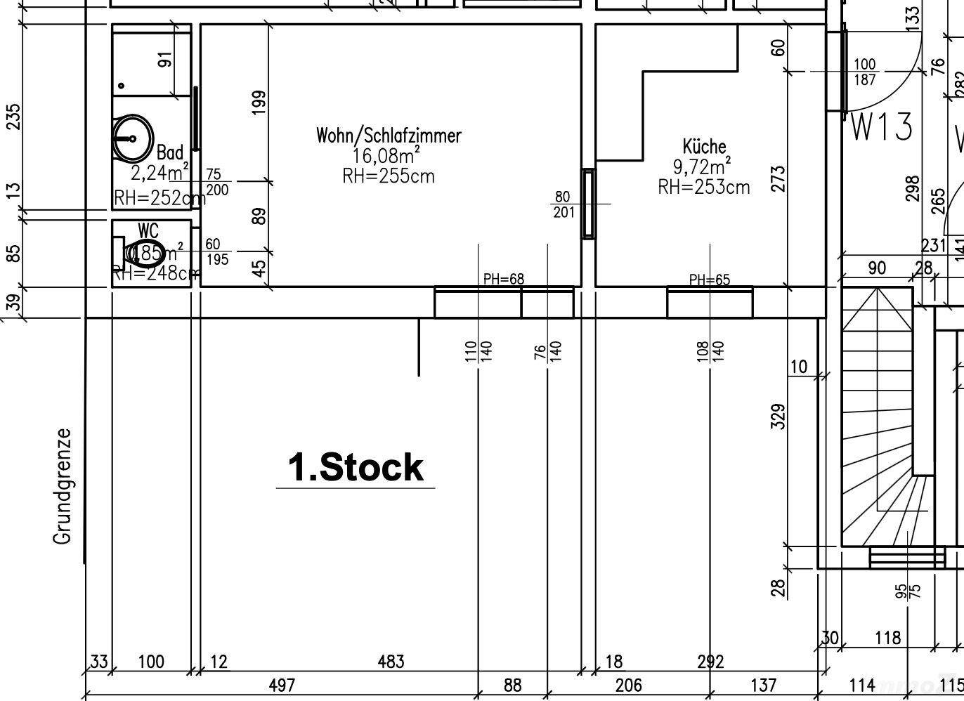 Grundriss des ersten Stocks mit Wohn-/Schlafzimmer, Küche, Bad und separatem WC.