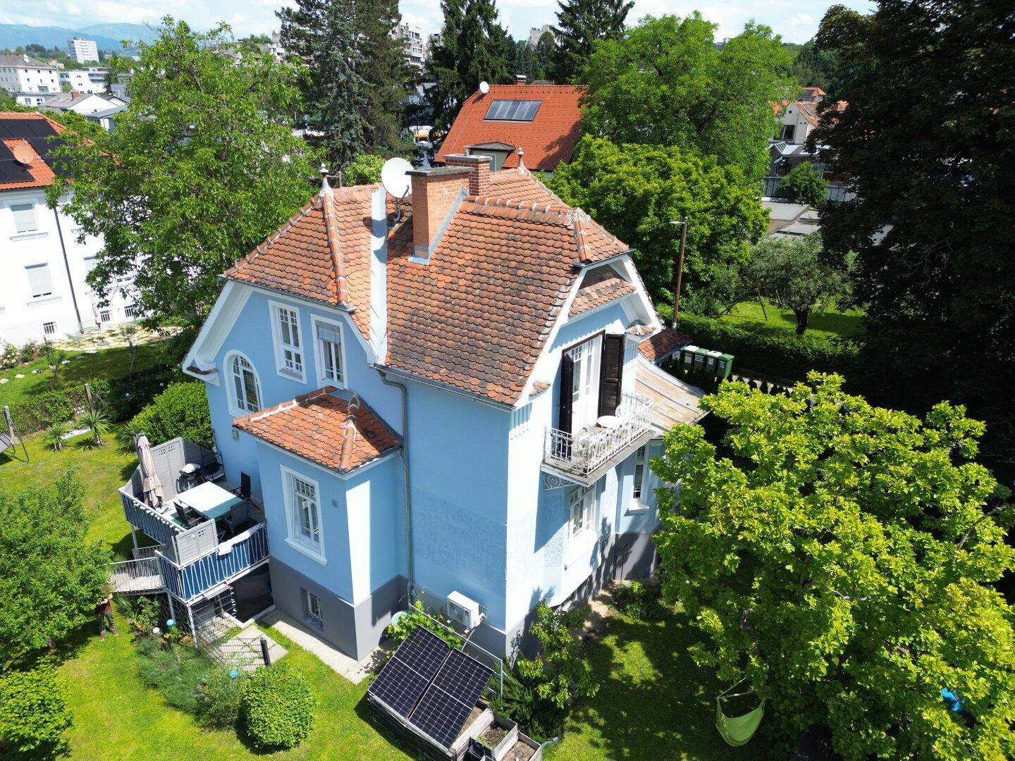 Luftaufnahme des Hauses mit großem Garten, rotem Ziegeldach und Solaranlage.