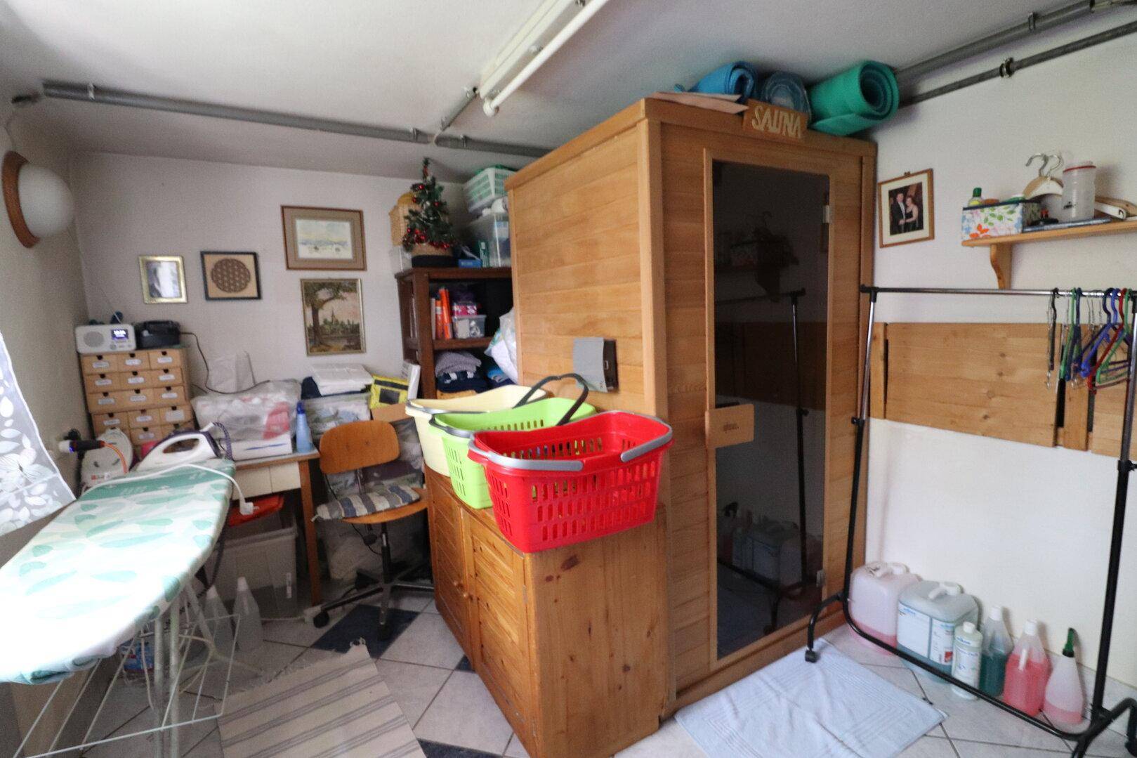 Praktischer Hauswirtschaftsraum mit integrierter Sauna und viel Stauraum.