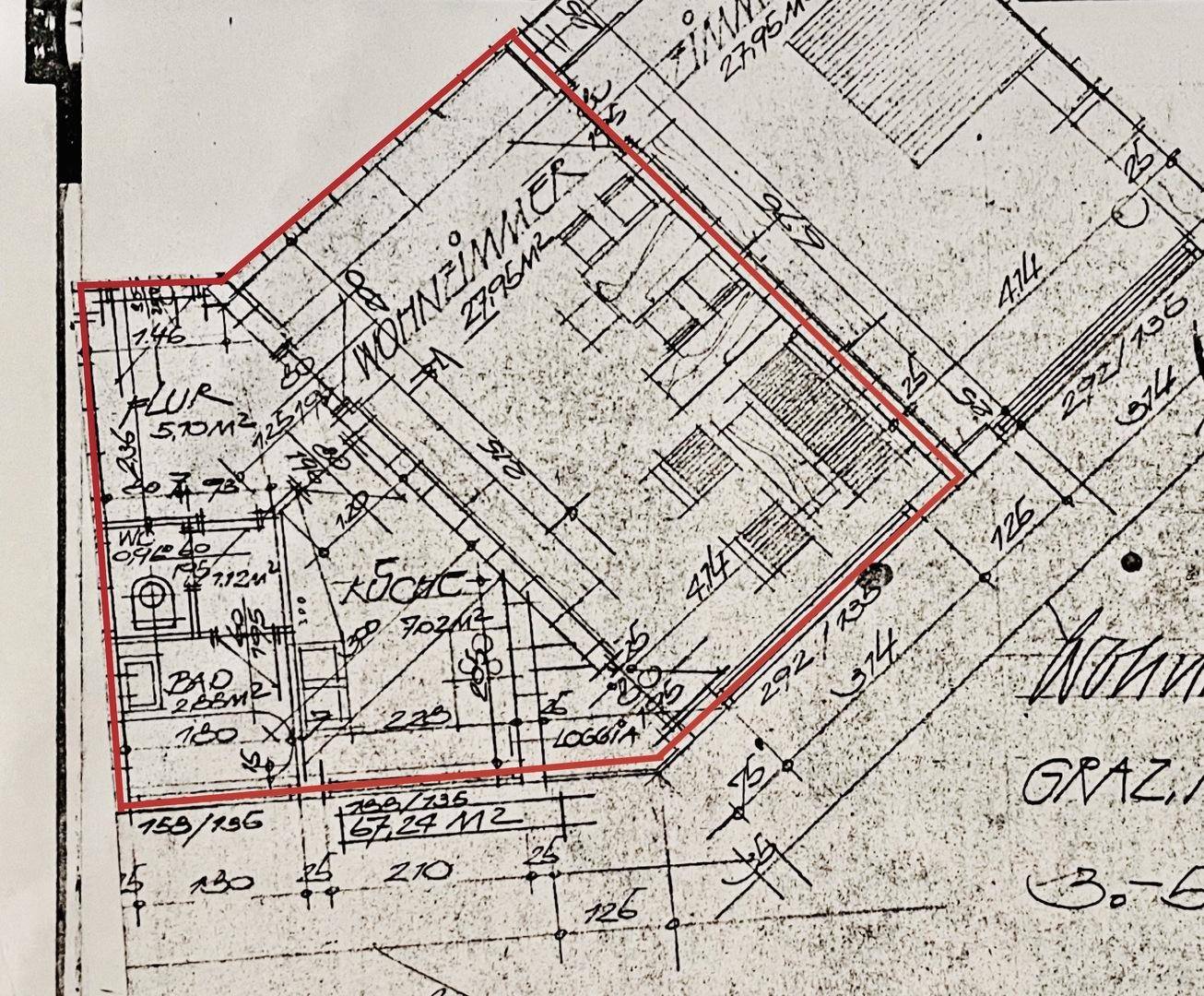 Detaillierter Grundriss mit roter Markierung, der Wohnzimmer, Küche, Bad und Loggia zeigt.