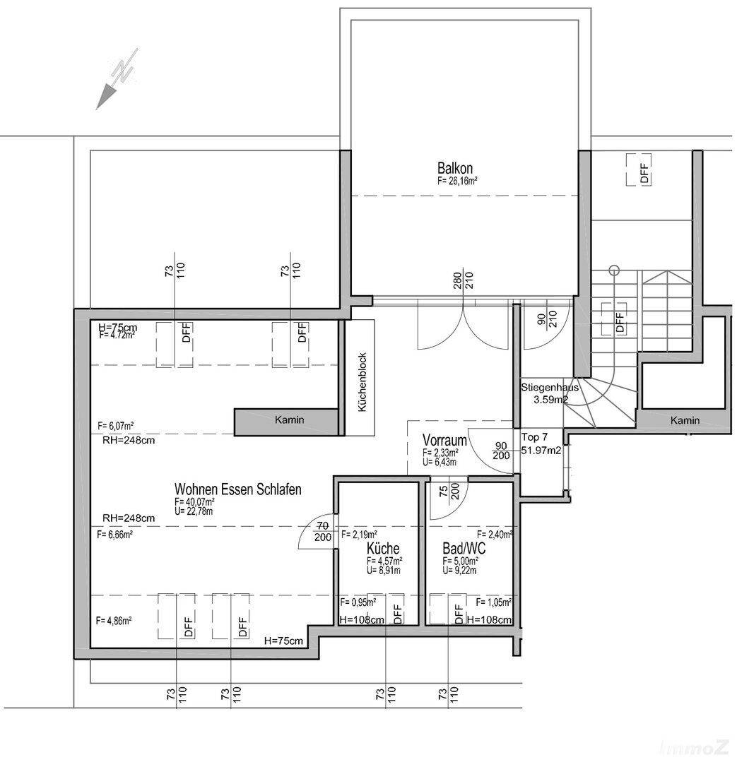 Grundriss des Dachgeschosses mit Wohn-, Ess- und Schlafbereich sowie Balkon.