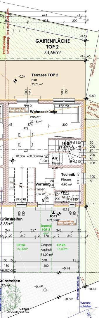 Grundriss des Erdgeschosses mit offener Wohnküche, Terrasse, Carport und Abstellraum.