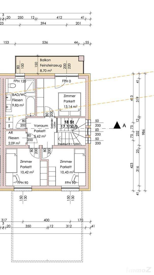 Grundriss des Obergeschosses mit drei Schlafzimmern, Badezimmer und Balkon.