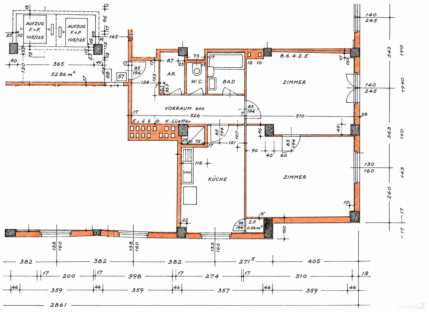 Grundriss einer Wohnung mit mehreren Zimmern, separatem Bad und WC, Balkon und Aufzugzugang.
