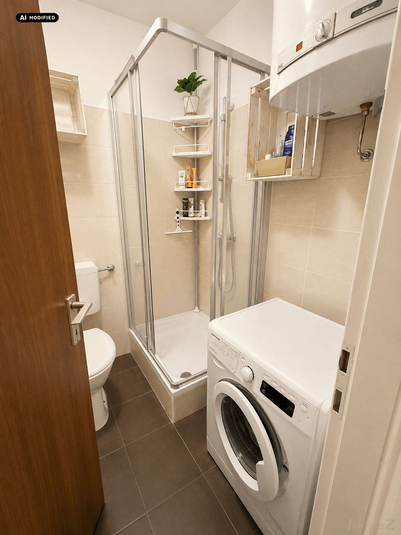 Modernes Badezimmer mit Duschkabine, Toilette und Waschmaschine.