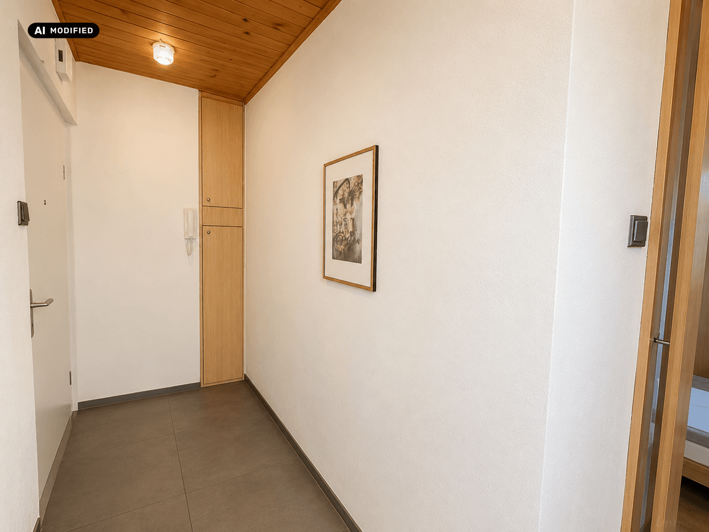 Heller Eingangsbereich mit Holzdecke, Fliesenboden und praktischem Einbauschrank.