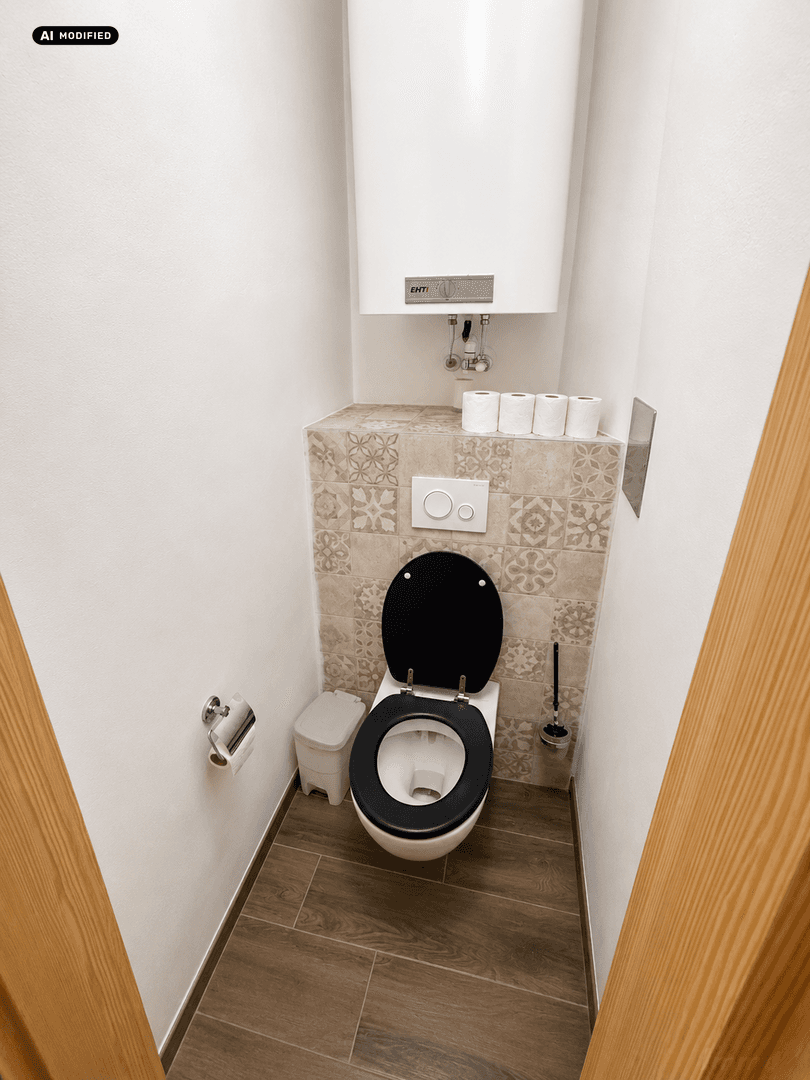 Modernes Gäste-WC mit Wand-WC, dekorativen Fliesen und Holzoptik-Boden.