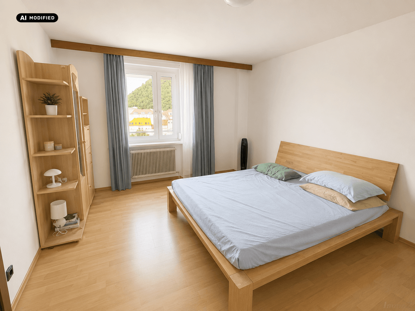 Helles Schlafzimmer mit Holzbett, Regal und Fensterblick ins Grüne.