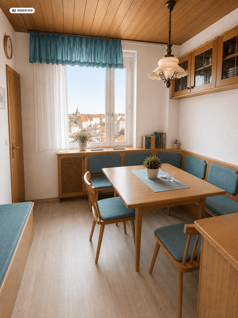 Heller Essbereich in der Küche mit Holztisch, blauen Sitzbänken und Ausblick auf die Stadt.
