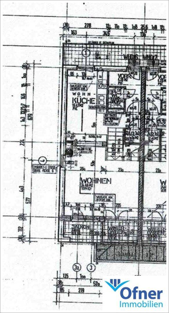 Grundriss des Erdgeschosses mit Wohnbereich, Küche und Balkon.