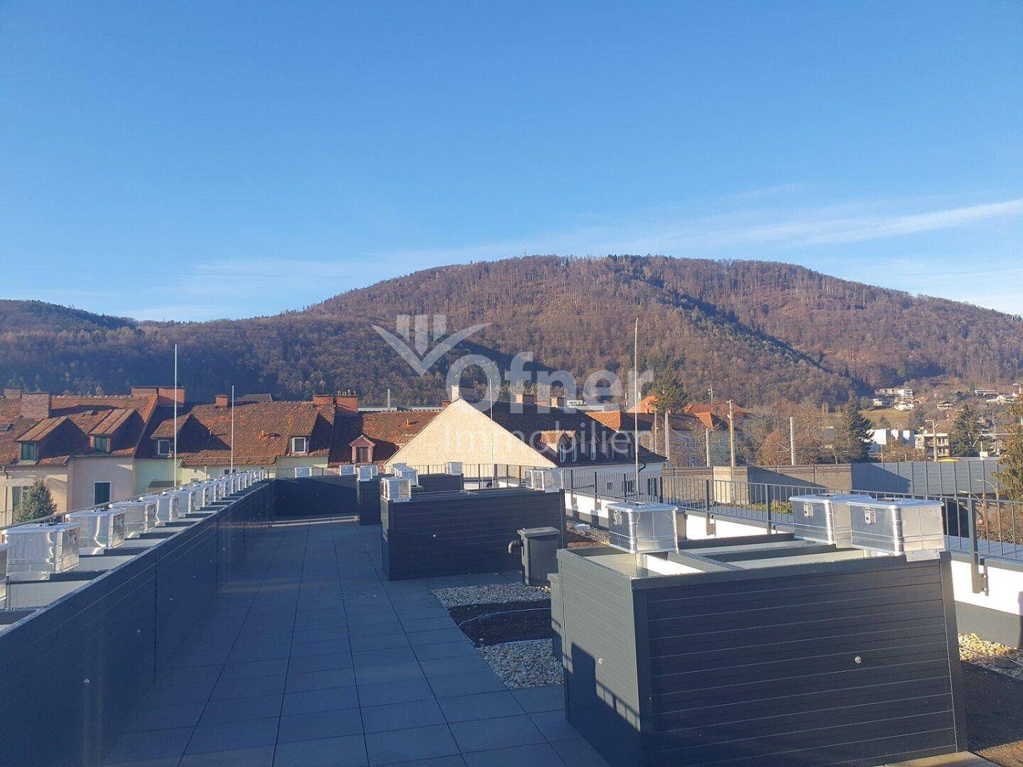 Geräumige Dachterrasse mit beeindruckendem Panoramablick auf die umliegende Berglandschaft.