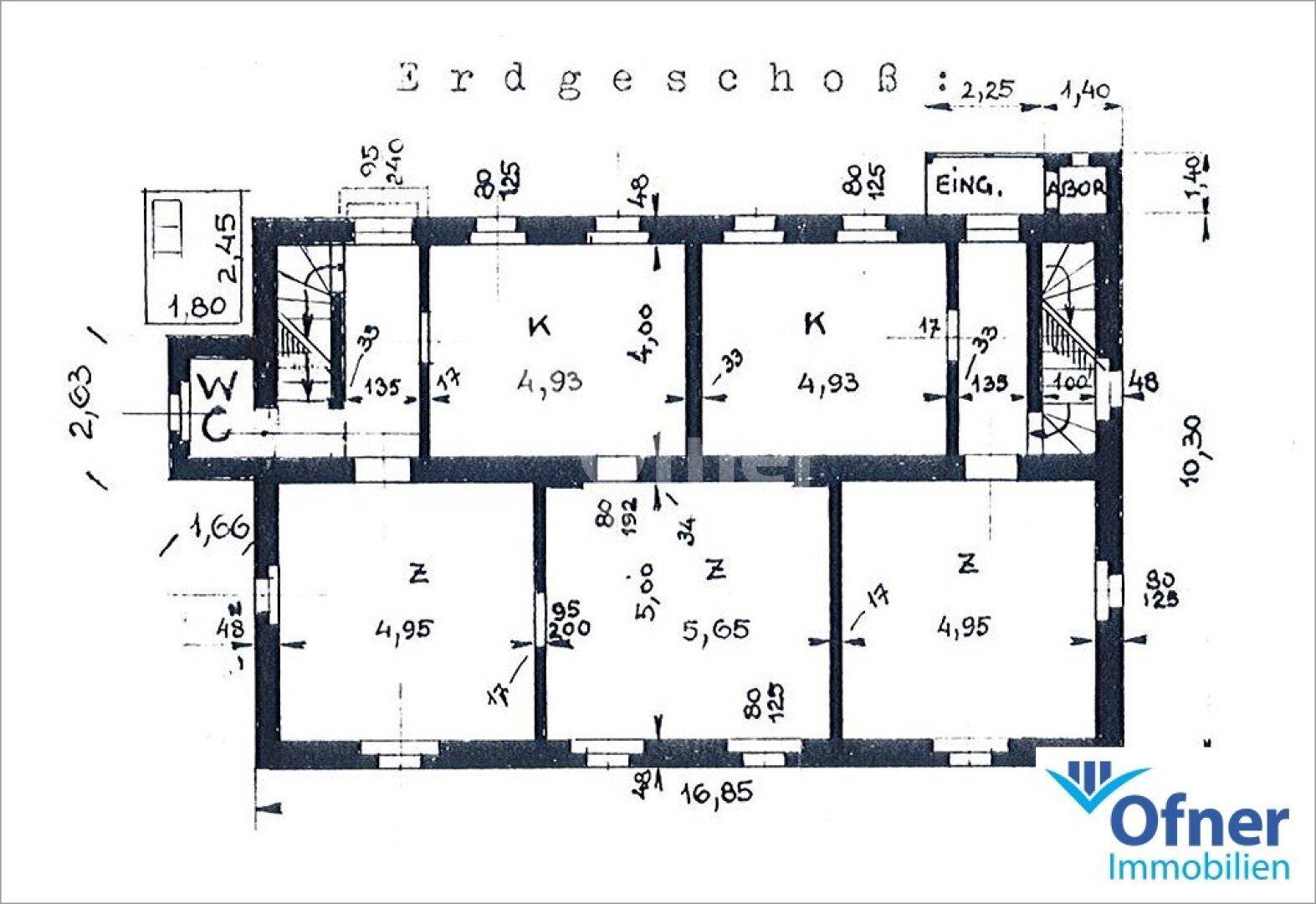 Grundriss des Erdgeschosses mit mehreren Räumen und Treppenhaus.