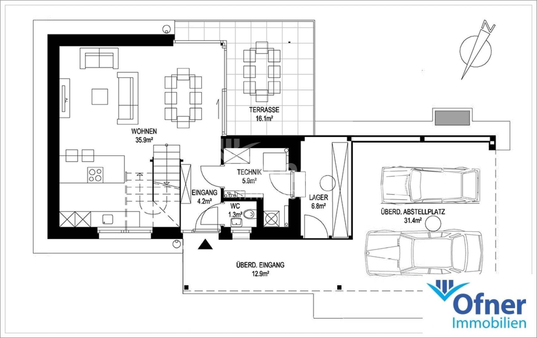 Grundriss des Erdgeschosses mit offenem Wohnbereich, Küche, Terrasse und Carport.