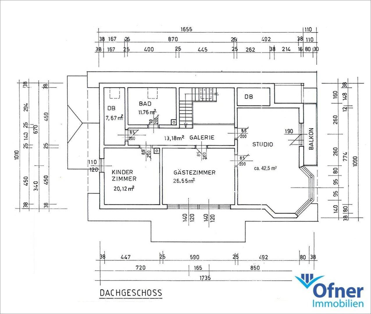 Grundriss des Dachgeschosses mit Kinderzimmer, Gästezimmer und Balkon.