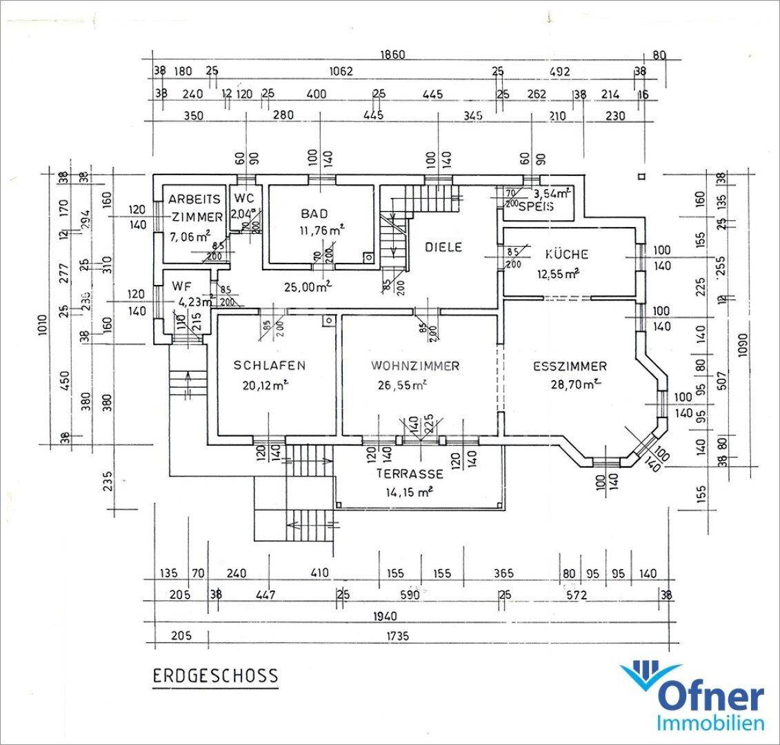 Grundriss des Erdgeschosses mit Wohnzimmer, Esszimmer, Küche und Terrasse.