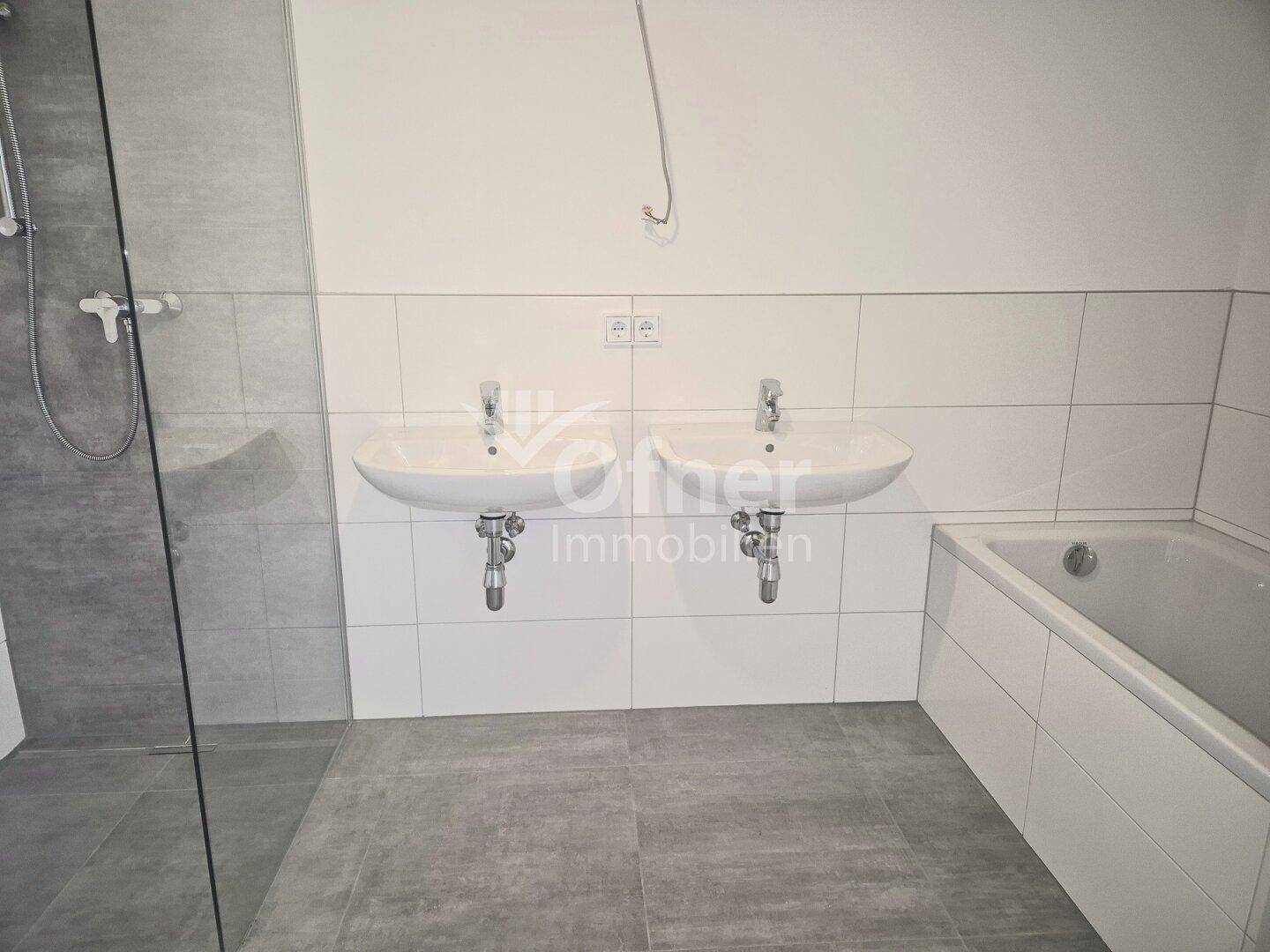 Modernes Badezimmer mit Doppelwaschbecken, Badewanne und ebenerdiger Dusche.