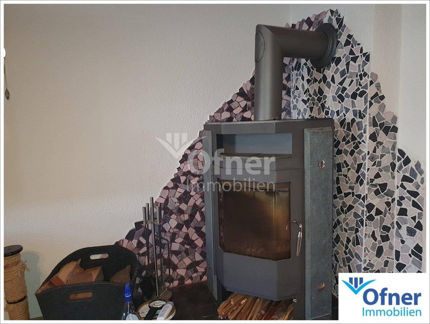 Moderner Kaminofen mit dekorativer Wandgestaltung im Wohnbereich.