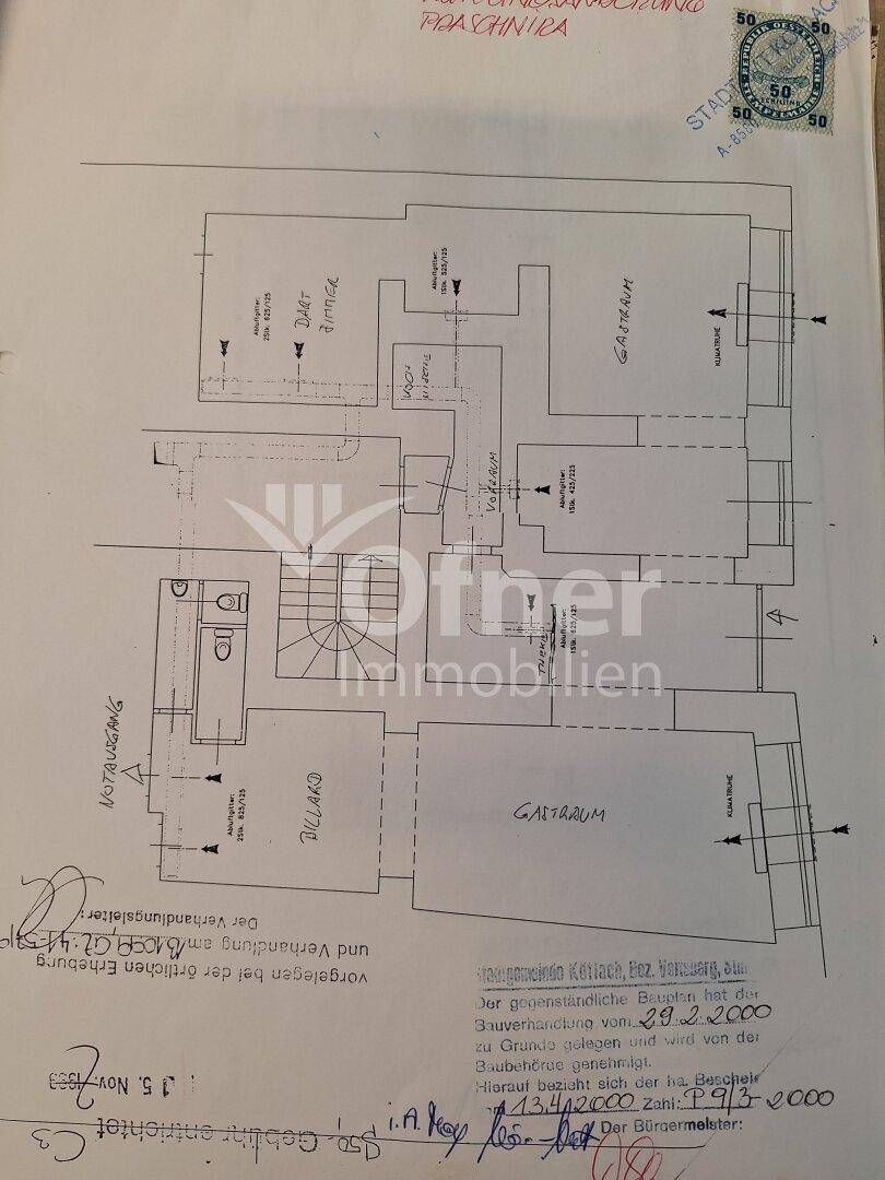 Grundrissplan des Erdgeschosses mit verschiedenen Räumen und Treppenhaus.