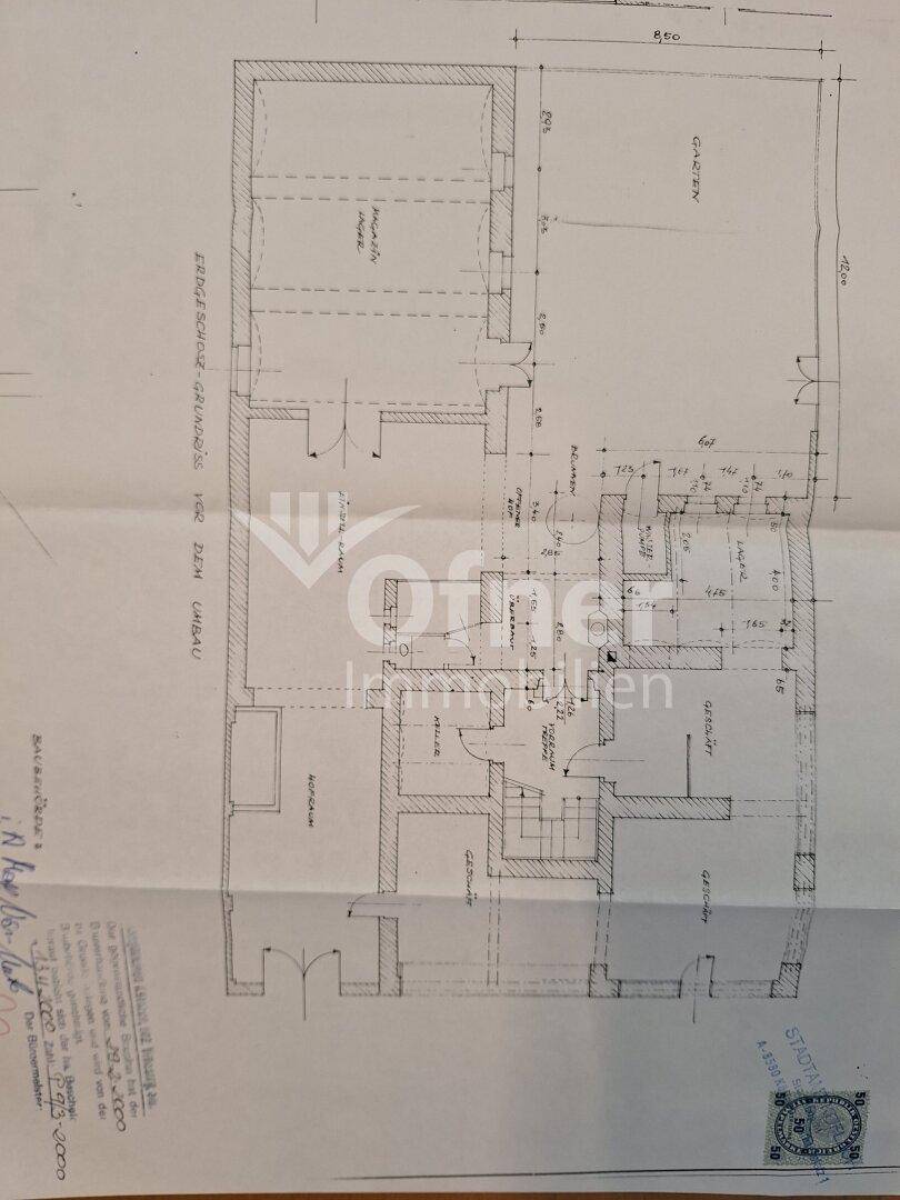 Grundrissplan des Erdgeschosses mit Aufteilung in verschiedene Bereiche und Garten.