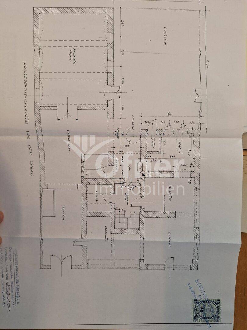 Grundrissplan des Erdgeschosses mit Aufteilung in verschiedene Bereiche und Garten.