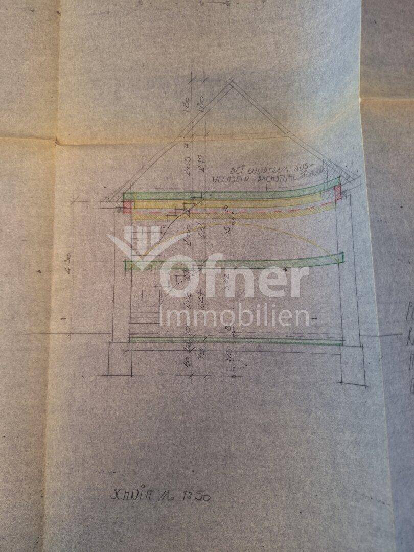 Schnittzeichnung eines Gebäudes mit Dachkonstruktion und Geschosseinteilung.