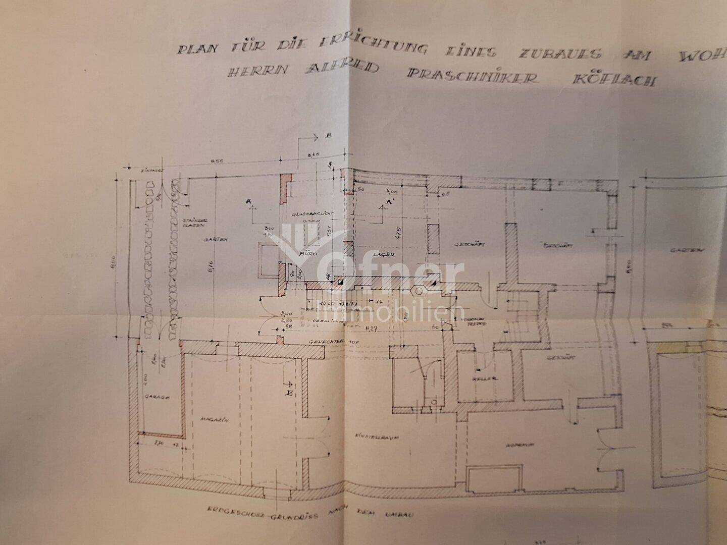 Detaillierter Grundrissplan des Erdgeschosses mit verschiedenen Räumen und Gartenbereich.