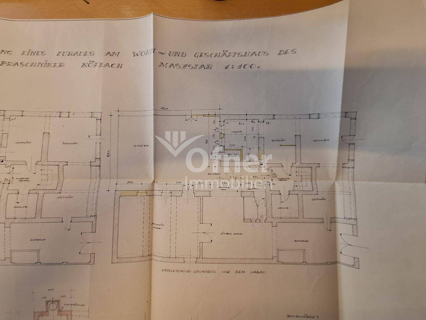 Detaillierter Grundrissplan des Erdgeschosses mit verschiedenen Räumen und Gartenbereich.