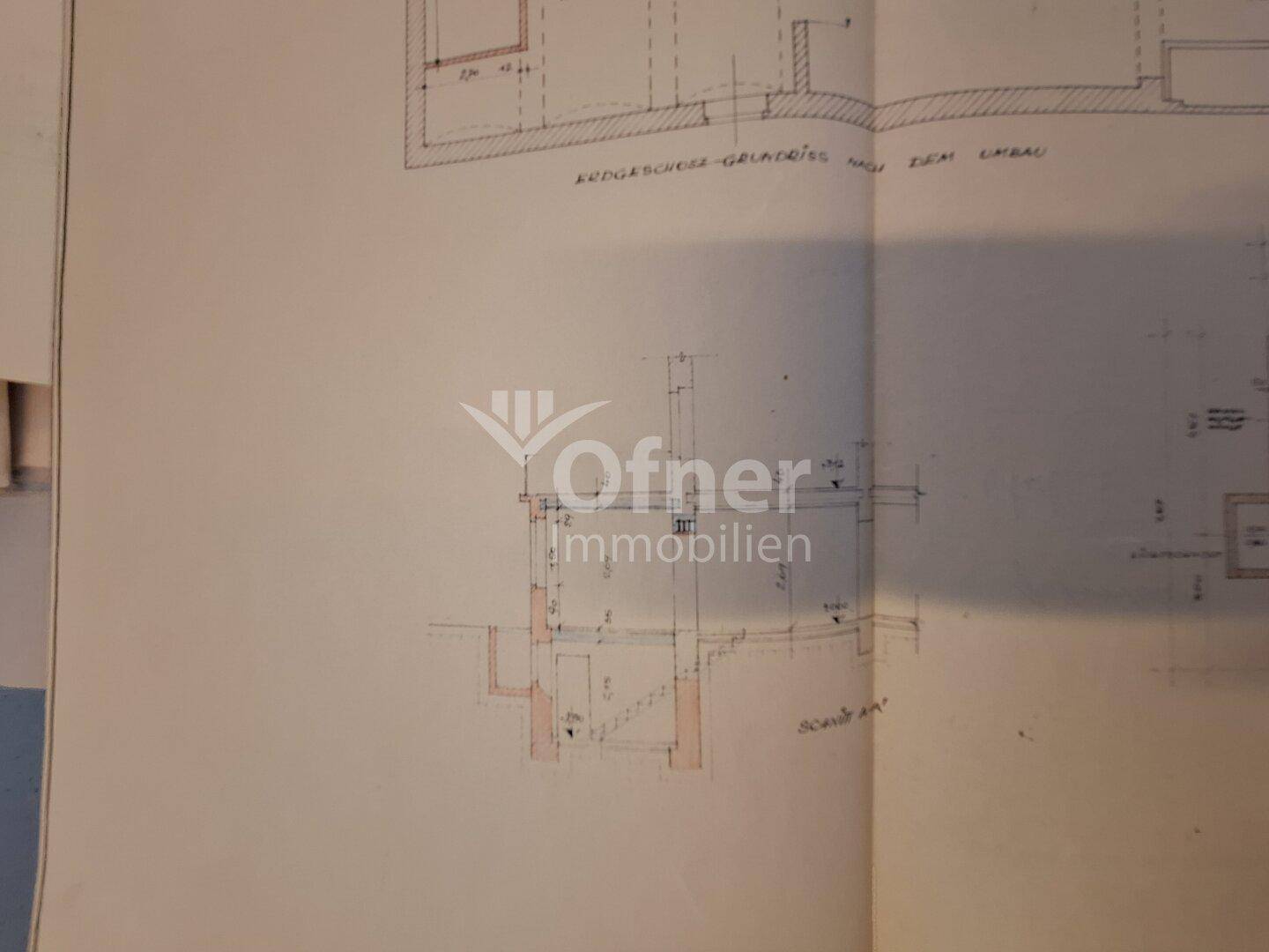 Grundrissplan des Erdgeschosses mit Treppenhaus und angrenzenden Räumen.