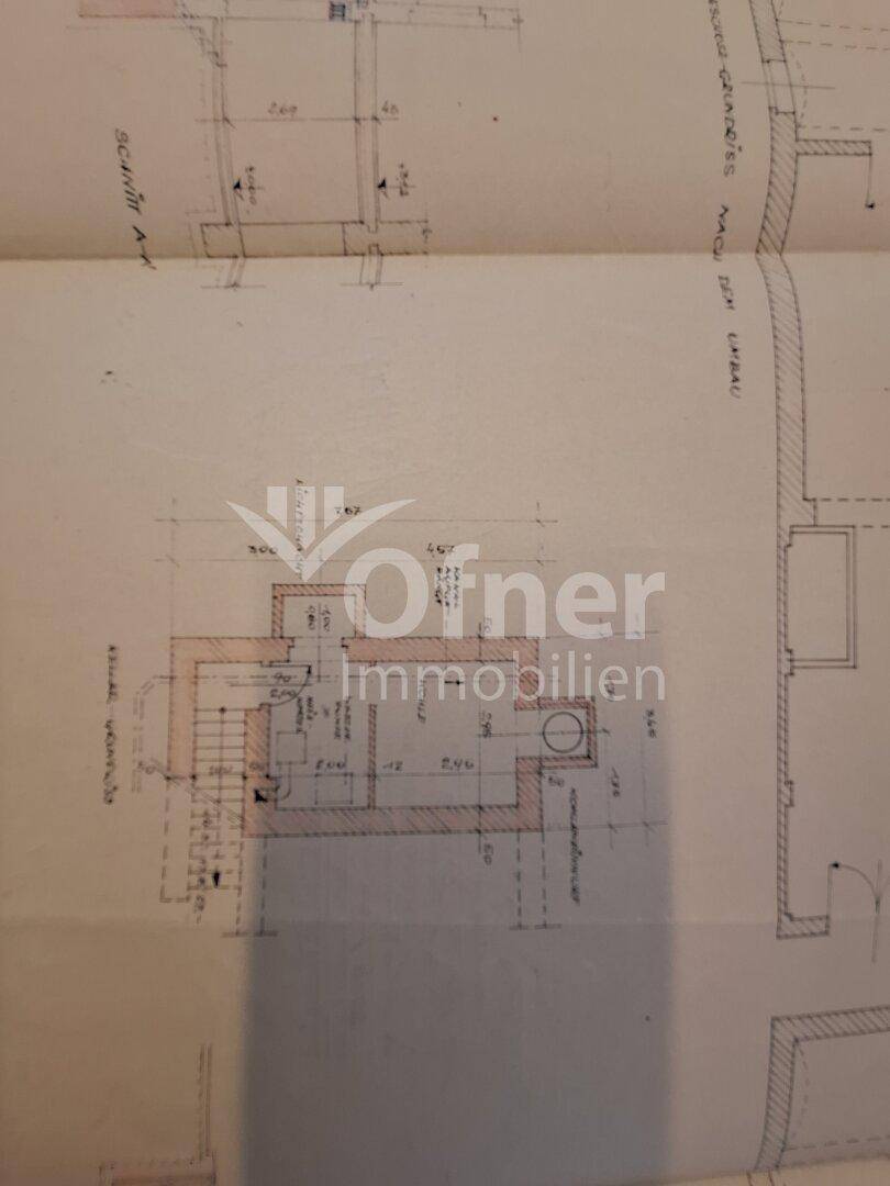 Schnittzeichnung eines Gebäudes mit Geschosseinteilung und Treppenhaus.
