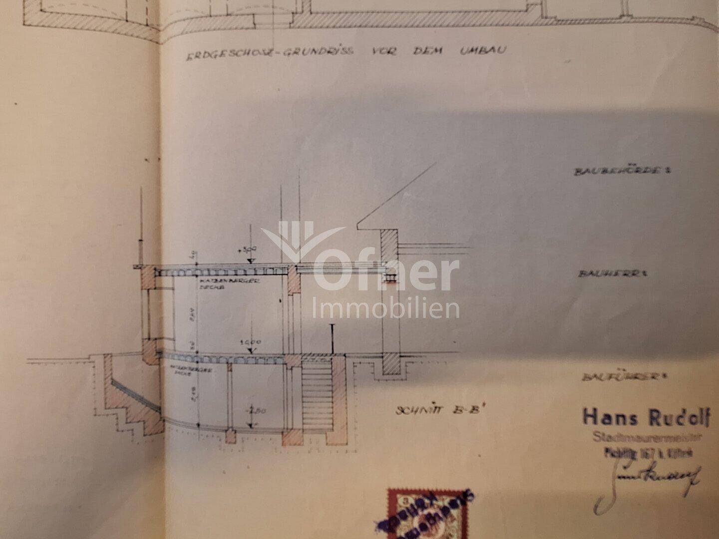 Schnittzeichnung eines Gebäudes mit Keller und Erdgeschoss, inklusive Treppenhaus.