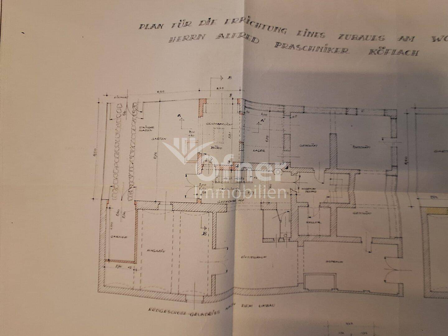 Detaillierter Grundrissplan des Erdgeschosses mit verschiedenen Räumen und Gartenbereich.